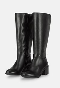 Botas de cuero negro hasta la rodilla con punta redondeada, tacón ancho, textura suave, cremallera lateral y panel decorativo en la parte superior.
