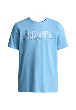 Lichtblauw T-shirt met korte mouwen en de tekst "ALESSANDRO" gedrukt over de borst, voorzien van een zwarte, cursieve onderstreping.