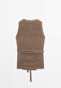 Haut marron sans manches en maille avec un col rond, un détail noué à la taille et une finition texturée. Vue de dos montrant des lignes épurées et une simplicité.