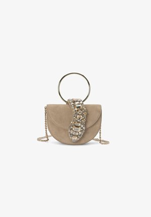 Bolso de ante beige con forma de media luna, que cuenta con un asa circular dorada y un acento joya en la parte frontal. Incluye una correa de cadena.