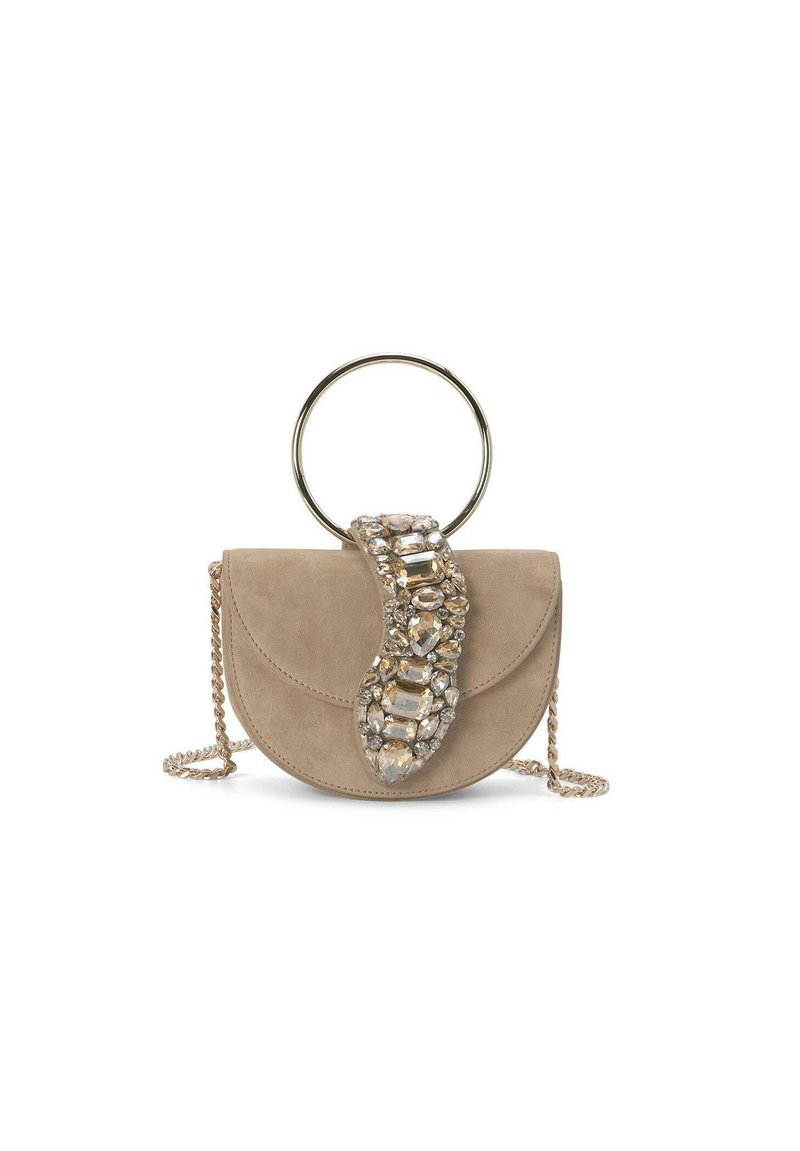 Bolso de ante beige con forma de media luna, que cuenta con un asa circular dorada y un acento joya en la parte frontal. Incluye una correa de cadena.
