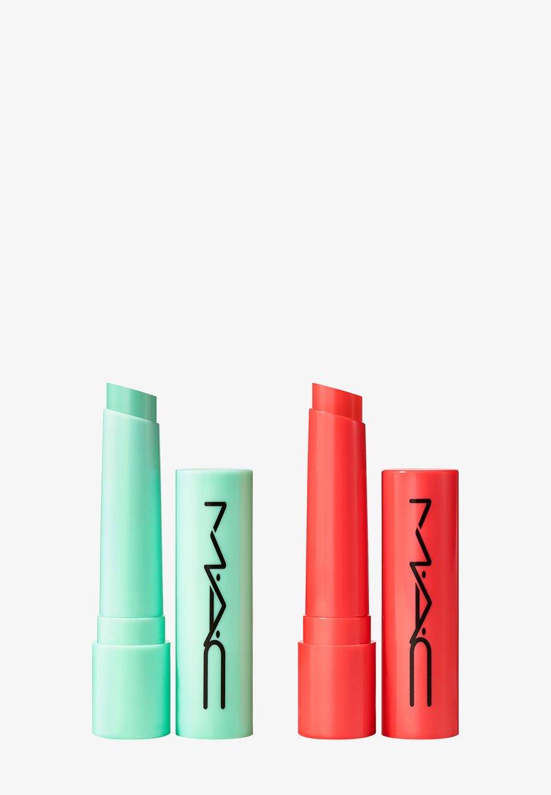 Zwei Lippenprodukte: eines minzgrün und eines korallenrot, beide in zylindrischer Form und mit glänzenden Oberflächen, die das schwarze MAC-Logo tragen.