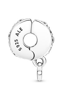 Charm de plata con un diseño dividido y un agujero central, marcado "S 925 ALE." Superficie lisa con elementos decorativos a lo largo de los bordes.