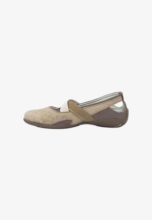 Zapato plano para mujer en beige y marrón con un patrón floral texturizado, una banda elástica en la parte superior y un diseño con talón abierto.