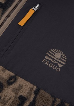Chaqueta FAGUO con un tejido azul oscuro resistente al agua y un ribete de forro polar marrón. Incluye un bolsillo con cremallera y un logo bordado.