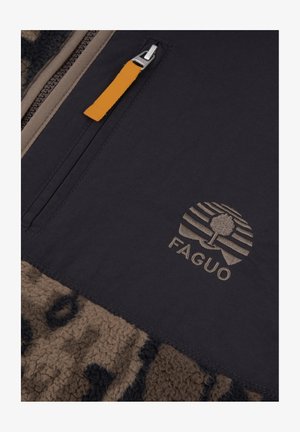 FAGUO jakke med mørkeblå vandafvisende stof og en brun fleece kant. Inkluderer en lynlåslomme og et broderet logo.