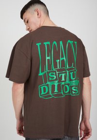 LEGACY STUDIOS UNISEX - T-shirts med print - brown