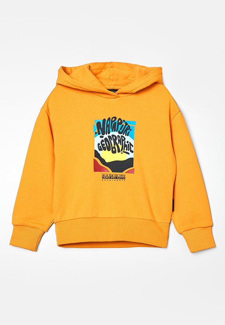 Sweat-shirt à capuche orange avec un design graphique portant le texte "Napapijri Geographic" et une illustration de paysage coloré.