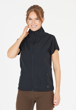 Giacca nera a maniche corte con colletto alto, zip frontale e due tasche laterali. Accenti testurizzati sulle spalle, materiale flessibile e design aderente.