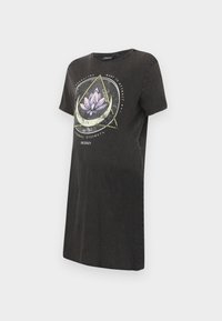 Robe t-shirt en coton noir à manches courtes. Présente un graphisme de lotus violet et des motifs géométriques imprimés en blanc et en or.