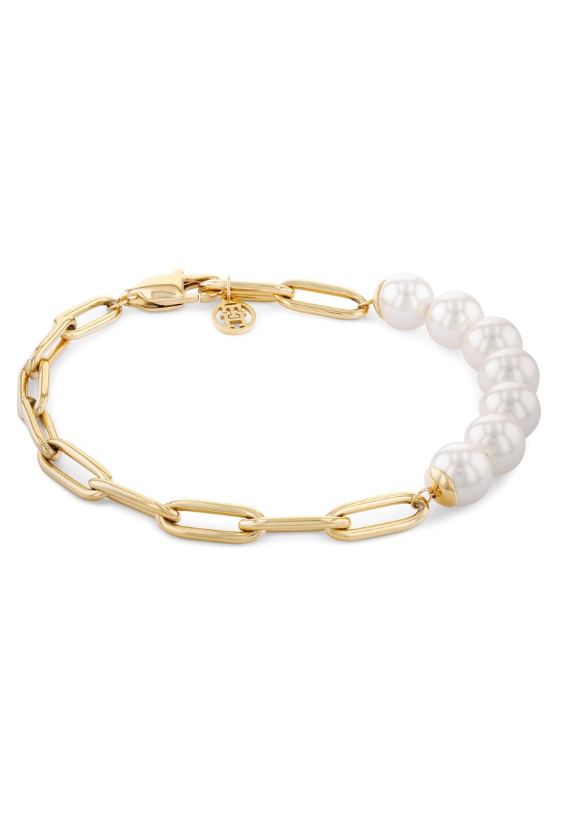 Pulsera de cadena de metal dorado con cinco perlas blancas y un pequeño colgante. Formas alternas con un acabado liso.