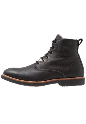 Bottine en cuir noir avec bout rond, fermeture à lacets sur l'avant, semelle à bordure marron, semelle texturée antidérapante et languette au talon.