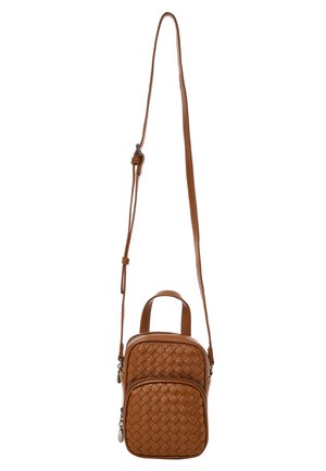 Borsa a tracolla in pelle marrone con texture intrecciata, doppie tasche con zip, manico superiore e tracolla regolabile. Finitura liscia, design compatto.