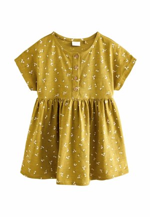 Hořčicově žluté šaty s krátkými rukávy, kulatým výstřihem, knoflíkovou légou a bílým květinovým vzorem; nařasená sukně nabízí volný střih.