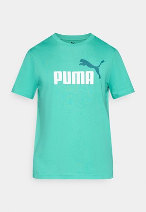 Tricou din bumbac turcoaz, cu logo-ul alb "PUMA" și o siluetă albastru închis a unui puma săltând. Mâneci scurte, design cu gât rotund.