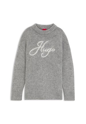 Сив плетен пуловер с рипсени маншети и подгъв, с думата "Hugo" в големи бели курсивни букви отпред.