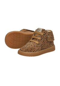 Bruine suede hoge schoenen met zwarte luipaardvlekken, ronde neus, vetersluiting en klittenbandsluiting. Geverfde rubberen zool met patroondetails.