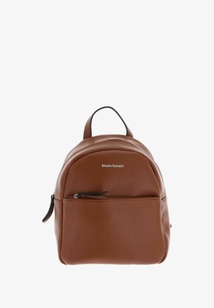 Sac à dos en cuir marron au design arrondi, doté d'une poignée supérieure et d'une poche zippée à l'avant. Surface texturée et logo de marque affiché.
