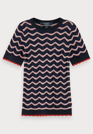 Marineblå kortærmet strikket top med bølgede hvide og røde vandrette striber og skålsyede røde kanter på ærmer og kant.