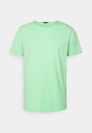 Prosty jasnooliwkowy t-shirt z krótkim rękawem i okrągłym dekoltem na białym tle.