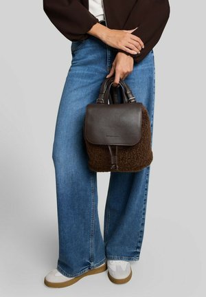 TOM TAILOR, TOM TAILOR BAGS TTZELINA S RUCKSACK MIT UMSCHLAG - Rugzak - dark brown