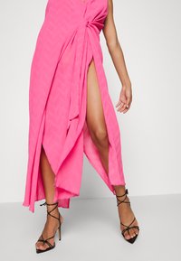 87Origins TIE WAIST DRESS - Vestido comprido - pink