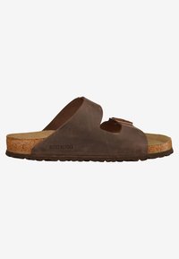 Brauni ādas sandales ar atvērtu purngalu un regulējamu siksniņu, ar korķa zoli un strukturētu gumijas ārējo zoli. BIRKENSTOCK logotips sānos.