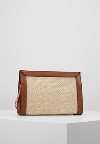 Borsa a mano in pelle color cuoio con corpo intrecciato in paglia, dotata di tracolla a catena dorata. Forma rettangolare con design strutturato e superficie testurizzata.