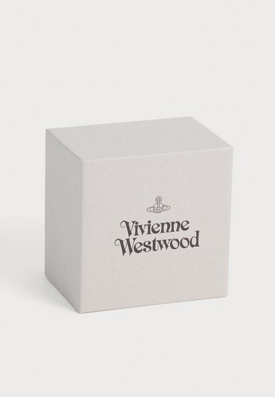 Λευκό ορθογώνιο κουτί με το λογότυπο Vivienne Westwood και κείμενο σε σκούρο καφέ, τοποθετημένο στο κέντρο στην εμπρός πλευρά, με απλό ανοιχτό φόντο.