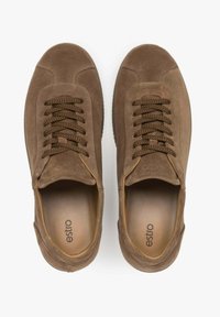 Brązowe zamszowe sneakersy z teksturowaną powierzchnią, okrągłym noskiem i grubymi sznurówkami. Charakteryzują się minimalistycznym wzornictwem oraz logo marki na wkładce.