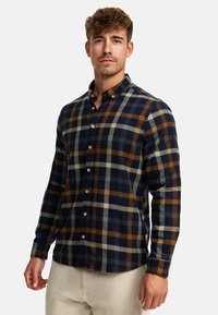 Marineblaues und sandfarbenes karierter Flanellhemd mit langen Ärmeln, Button-Down-Kragen und beigen Knöpfen. Weicher Stoff, normale Passform, gerade Säume.