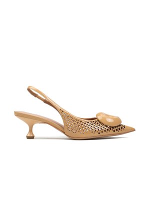 Beżowy szpiczasty but na pasku typu slingback z niskim obcasem kitten, perforowaną cholewką i dużą zaokrągloną dekoracyjną klamrą na przodzie buta.