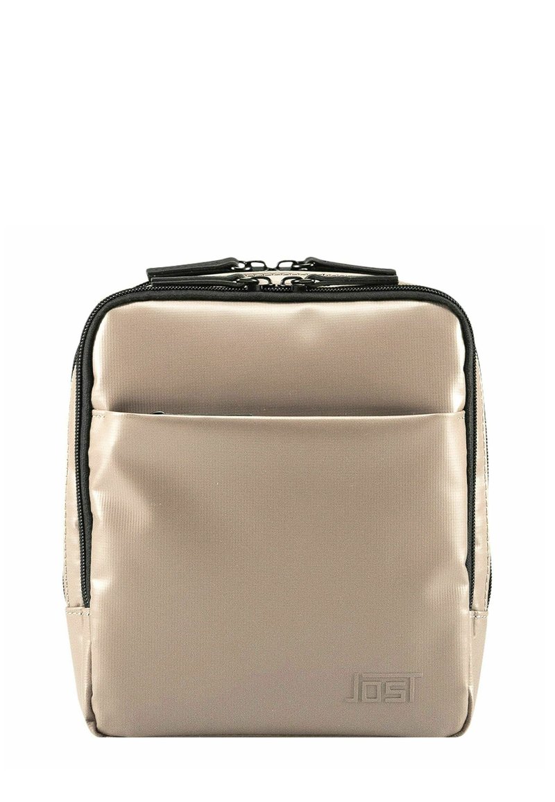 Zaino in nylon beige con zip nere, forma rettangolare, tasca frontale e dettagli del logo in rilievo. Texture liscia con un design minimalista.