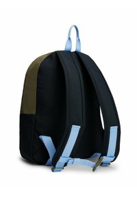Zaino in nylon nero e verde oliva con spallacci azzurri, forma arrotondata e due spallacci regolabili. Design minimalista, senza hardware visibile.
