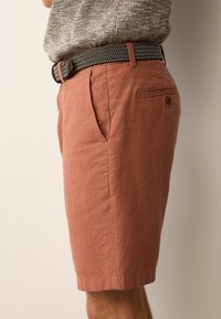 Rustfarvede linnedshorts med en afslappet pasform, der har sidelommer og en baglomme, der lukkes med en knap, og som supplerer en vævet bælt.