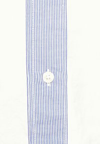 Przednia listwa koszuli w paski w kolorze niebiesko-białym z okrągłym białym guzikiem na środku, z drobnymi pionowymi paskami i gładką fakturą.