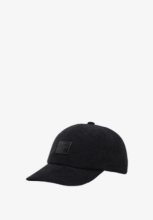 Gorra de béisbol negra con canalé, visera plana y un tejido texturizado. Presenta un parche rectangular de cuero en la parte frontal para la marca.