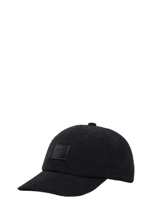 Casquette de baseball noir à côtes avec une visière plate et un tissu texturé. Elle possède un patch en cuir rectangulaire à l'avant pour le branding.
