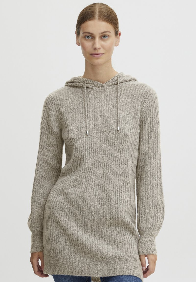 Helles beiges Strick-Hoodie mit geripptem Muster, langen Ärmeln und einer vorderen Tasche. Mit Kordelzugkapuze und lockerer Passform.