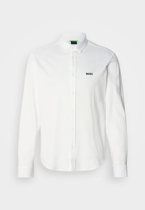 Weißes Langarmhemd aus Baumwolle mit einem Button-Down-Kragen, Vorderknöpfen und einem kleinen schwarzen "BOSS"-Logo auf der linken Brust.
