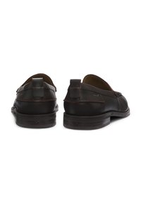 Dunkelbraune Lederschuhe mit glatter Oberfläche, Schlupfdesign und kontrastierender Naht. Verfügen über eine Zuglasche an der Ferse für einfaches An- und Ausziehen.