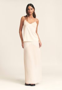 Blegrå beige kamisolletop og maxinederdel sæt i silkeagtigt stof, med spaghetti-tynde stropper, en afslappet pasform og et diskret diagonalt mønster.