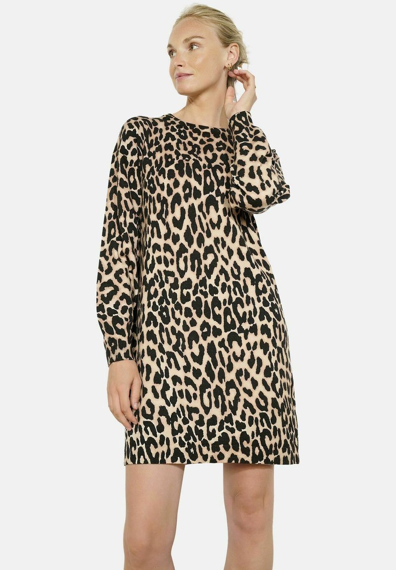Leopardenmuster-Kleid in Beige und Schwarz, mit langen Ärmeln, einem Bootsausschnitt und geradem Schnitt. Weicher Stoff mit Stricktextur.