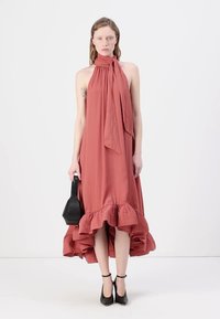 Malina SABRINA HALTER NECK RUFFLED DRESS - Juhlamekko - terracotta