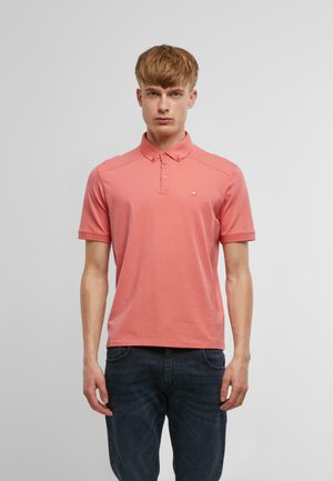 Kurzarm-Polohemd aus leichtem rosa Baumwollstoff, mit einem gerippten Kragen, einer Knopfleiste mit drei Knöpfen und einem kleinen Logo auf der linken Brust.