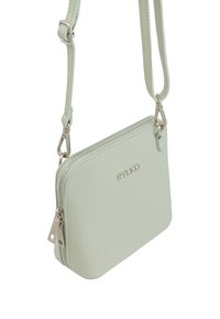 Borsa a tracolla in pelle verde chiaro, materiale testurizzato, con chiusura a zip e hardware in argento. Presenta una tracolla regolabile e logo impresso.