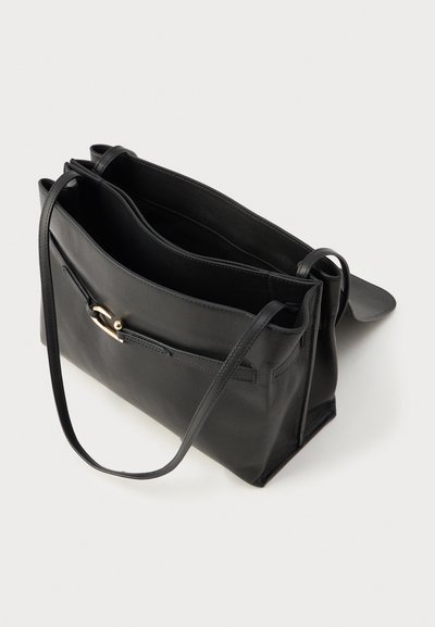 Musta nahkainen käsilaukku, jossa on jämäkkä muoto, ja siinä on läppäkiinnitys sekä kultasävyiset yksityiskohdat. Mukana pitkä olkahihna.