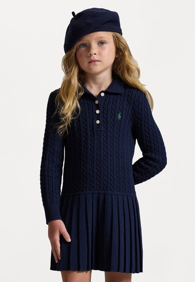 Temno modra pletena obleka z dolgimi rokavi, tekstura pletenja v kablu, polo ovratnik, zaponka s tremi gumbi in oblikovanje s pločami.