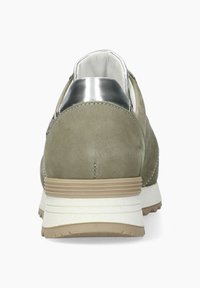 Baskets en daim vert avec un accent métallique au talon et une semelle intermédiaire blanche. Présente une surface texturée et une semelle extérieure contrastante en brun.