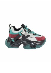 Masywne sneakersy w kolorze turkusowym, bordowym, szarym i czarnym, z siateczkowym boku, czarnym paskiem oraz grubą, zakrzywioną podeszwą z turkusowym bieżnikiem.